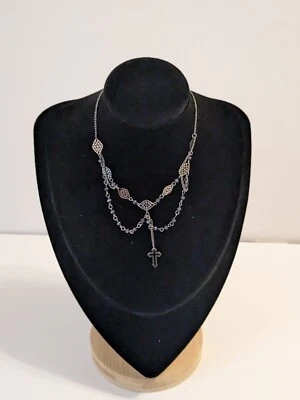 Gargantilla negra Claire's con hojas de filigrana y colgante de cruz. Extensor de 12", 2,5". Foto 1 de 4