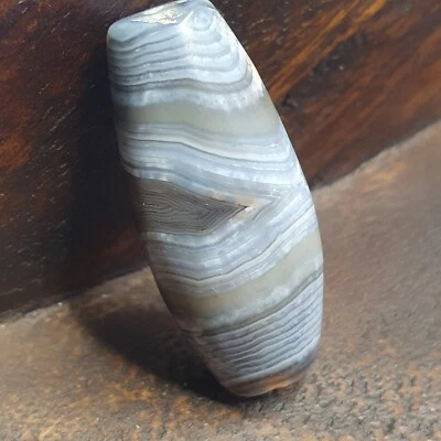 Antiguo abalorio de ágata amarilla de ojo gris yemení de colección de ágata de Oriente Medio Foto 1 de 4