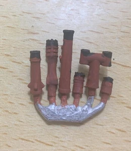 MODEL SCENERY '00' GAUGE CHIMNEY POTS VARIOUSWHITE METAL & PAINTED SEE PICS - Picture 1 of 3