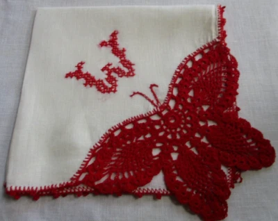 Pañuelo blanco vintage con monograma "W" en rojo. Mariposa roja de ganchillo Foto 1 de 4