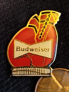 Budweiser Boxing Gloves pin - Foto 1 di 2