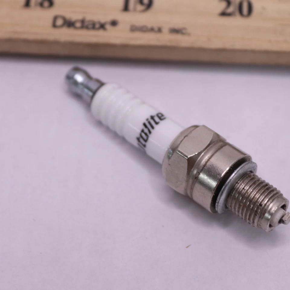 Автомобильная сменная свеча зажигания нерезисторная Autolite медь 4194  - Изображение 1 из 4