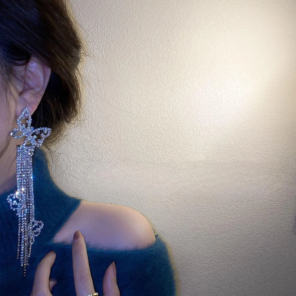 Orecchini grandi pendenti in ottone farfalla con frange fili strass 15x4cm - Immagine 1 di 1