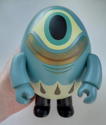 Figura de arte de vinilo urbano Tim Biskup x Toy2R: Blue Polska Cyclops Egg Qee 8" SDCC Foto 1 de 4