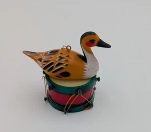 Adorno de árbol de Navidad vintage de plástico con tambor de pato - Imagen 1 de 12