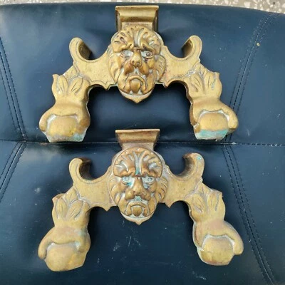  Pés de lareira de bronze cabeça de leão e ferros, paradas de porta - Imagem 1 de 4