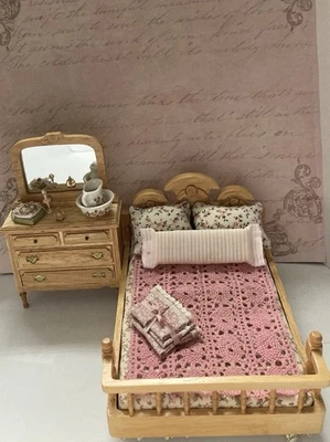 Casa de muñecas miniaturas 1:12 roble cama doble, ropa de cama, tocador y accesorios de espejo Foto 1 de 4