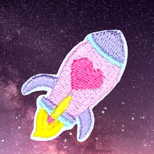 KLEINE ROSA LIEBE HERZ RAKETE SCHIFF WELTRAUM KOSMOS AUFBÜGLER PATCH 1,25" X 0,75" - Bild 1 von 4