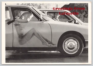 AK Wunschdenken Grüße von Lafayette Risqué Frau fährt Auto - Bild 1 von 2