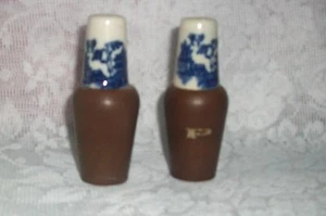 VINTAGE BLUE WILLOW SALT & PEPPER SHAKERS JAPAN WOOD & PORCELAIN - Picture 1 of 3