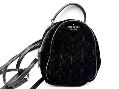 Mini mochila convertible Kate Spade Briar Lane negra acolchada de terciopelo Foto 1 de 4