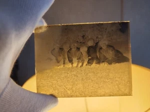 PIASTRA VETRO NEGATIVA SEI RAGAZZI SEDUTI IN FILA - Foto 1 di 2