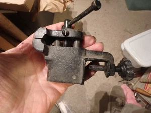 3U - vintage small unmarked bench vise- 1 1/2" jaws - Picture 1 of 3