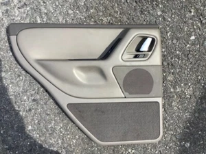 99-04 Jeep Grand Cherokee WJ Door Panel Left Rear Driver TAUPE Tan Trim H7L5 - Foto 1 di 1
