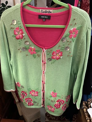 Suéter bordado verde e rosa "Timberlea" e 2 tops. Frete grátis US$ 35 - Imagem 1 de 4