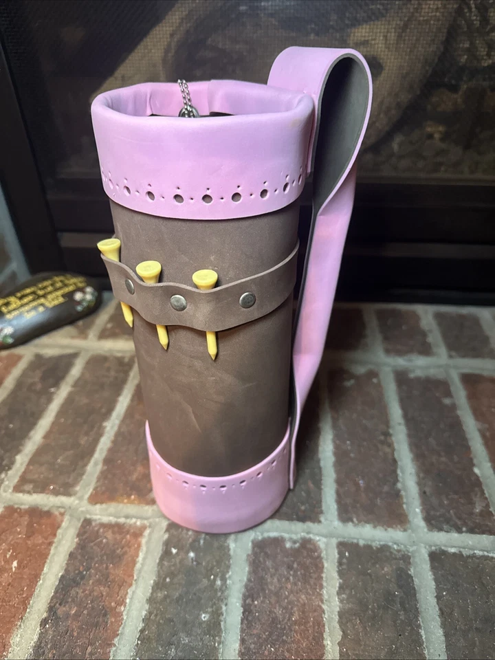 Bolsa de golfe vinho e porta-copos DrinkWear conjunto de 2 anexos ao pé de uma taça de vinho - Imagem 1 de 4