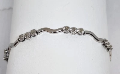 Brazalete de diamantes de oro blanco de 10 quilates de 1/5 quilates Foto 1 de 4