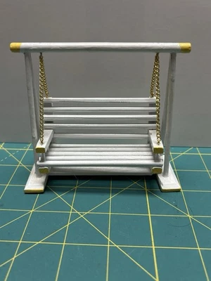 Columpio de madera para porche o jardín con cadenas escala 1:12 Taiwán Foto 1 de 4