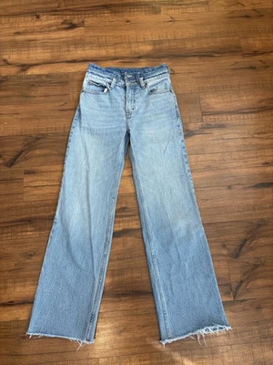 Pantalones de mezclilla para mujer Abercrombie & Fitch relajados tiro alto 25/0 dobladillo crudo Foto 1 de 4