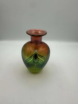 SIGNED ROBERT HELD CANADIAN PEACOCK PULLED FEATHER IRIDESCENT ART GLASS VASE 5 " - image 1 of 4