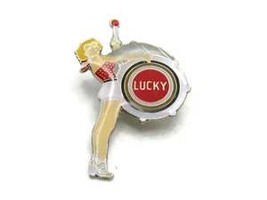 Pin Publicitario Lucky Strike Dama y Tambor Gráfico Tono Plateado - Imagen 1 de 4
