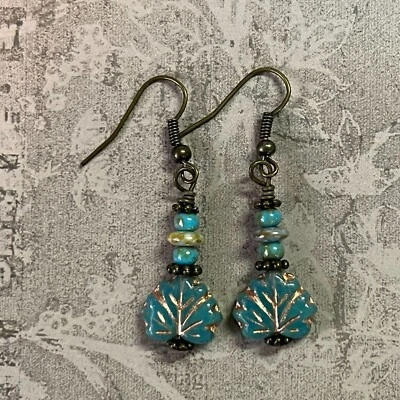 Pendientes colgantes de cuentas de vidrio con hojas de turquesa checa tono bronce. Artesano.  S226 Foto 1 de 2