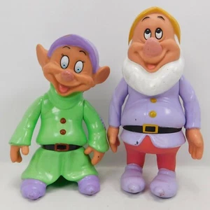 Lotto 2 Figurine Vintage Disney Sette Nani Nani 5" Vinile Dopey E Sneezy - Foto 1 di 12