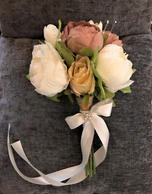 Ramo de boda nupcial de flores sintéticas blanco/marfil rosa polvorienta, champán y blanco/marfil hecho a mano Foto 1 de 4