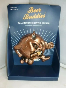 NUEVO ABRIDOR DE BOTELLAS MONTADO EN LA PARED BEER BUDDIES FUTBOLISTA HOMBRE CUEVA, REGALO - Imagen 1 de 1