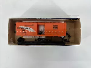 Roundhouse 1075 HO scala 40' AAR box auto Western Pacific WP 1953 arancione NOS - Foto 1 di 6