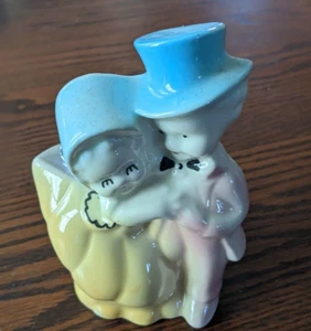Vintage Shawnee Planter Blue Boy & Yellow Girl Victorian Couple Bride & Groom - Bild 1 von 7