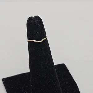 thin gold tone ring with chevron point size 3.25 - Picture 1 of 4