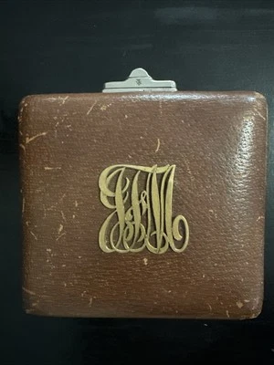 Raro Antiguo Cuero Cigarro Documento Acordeón Estuche Montaje Plateado Años 1910 Monograma Foto 1 de 4