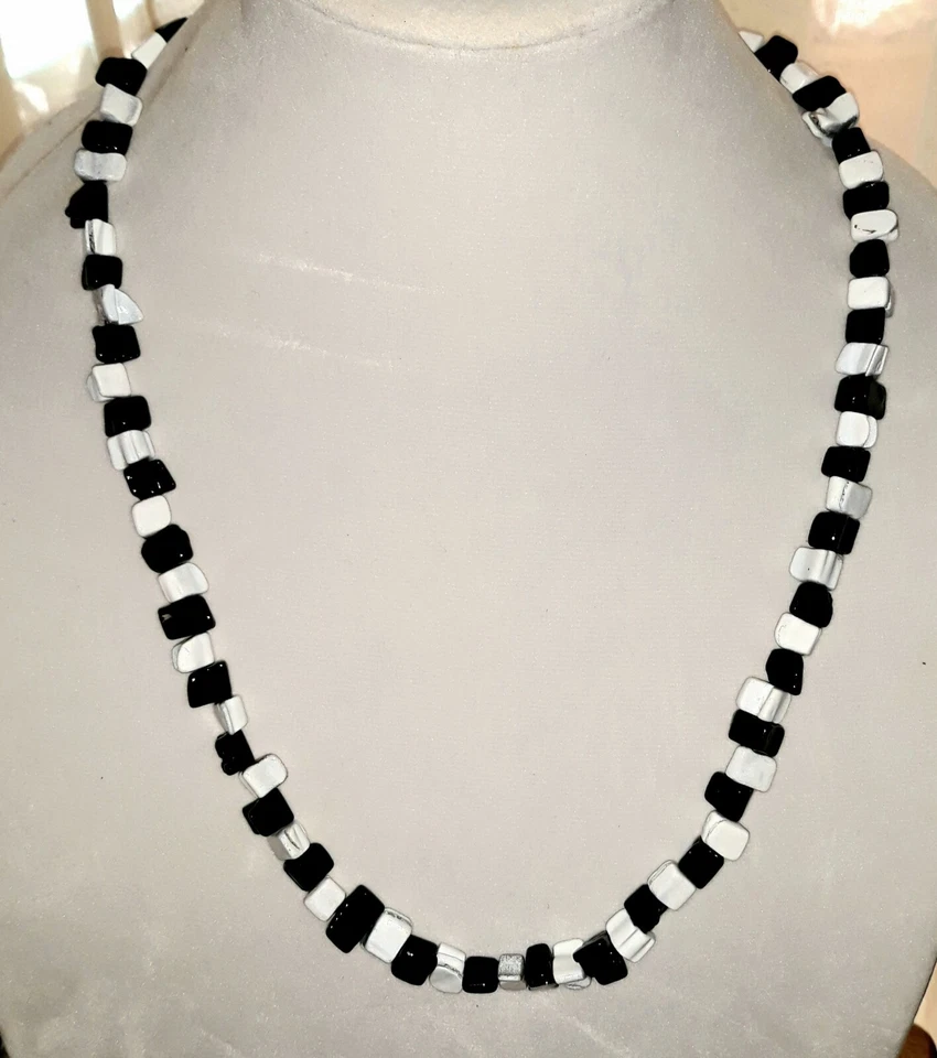 Collar de diseño acrílico blanco y negro de 28 pulgadas para hombre Foto 1 de 1