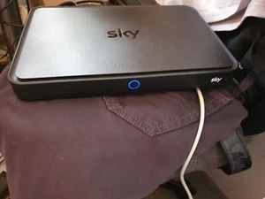 Sky Q 4K Twin SAT Receiver Defekt - Bild 1 von 9