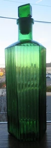 Botella de veneno acanalada hexagonal verde brillante brillante de 6 3/4 pulgadas con tapón - Imagen 1 de 8