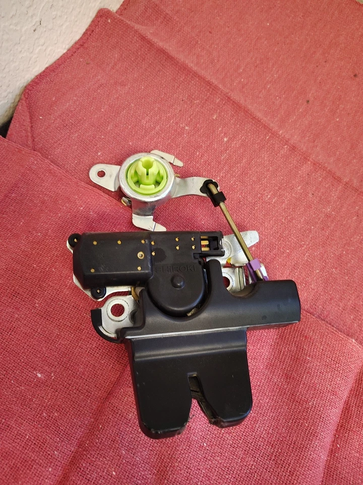 Conjunto de pestillo trasero maletero Toyota Camry 2002-2004 Foto 1 de 4