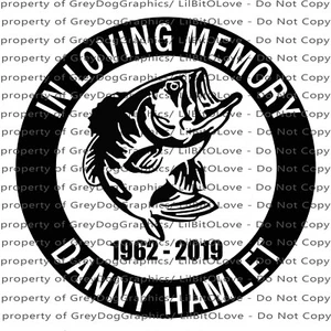 PERSONALISIERT IN LOVING MEMORY VINYL-AUFKLEBER MIT BASSFISCHEN ANGELNAMEN & JAHREN - Bild 1 von 2