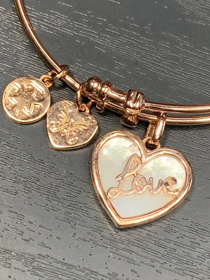 Brazalete Brazalete Angélica 7.25" Ajustable Rosa Latón Abierto Concha Corazón Dije Foto 1 de 4
