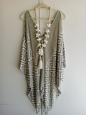 NUEVO CON ETIQUETAS BALI QUEEN Verde Salvia y Blanco "Hombro Frío" Rayón Top Hawaiano BOHO "OS" Foto 1 de 4