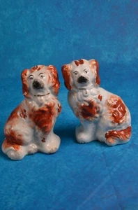 SUPERB MID 19TH CENTURY STAFFORDSHIRE FIGURE: A PAIR OF DIMINUTIVE SEATED DOGS - Picture 1 of 14