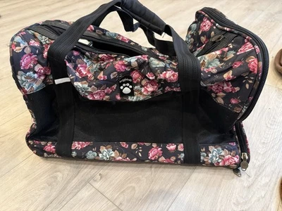 Portador floral para mascotas Doggie Duds para perros de tamaño pequeño a mediano usado Foto 1 de 4