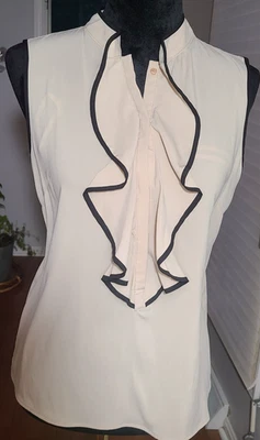 Blusa Andrew Marc Damas Volantes Cuello Línea Beige con Ribete Negro Femenino Foto 1 de 4