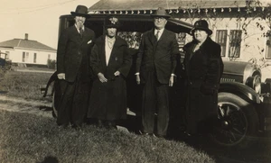 RPPC anni '20 gruppo ritratto in auto Dr & Mrs Slusser ID cartolina d'epoca - Foto 1 di 3