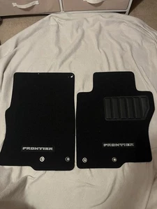 Alfombrillas Nissan Frontier conductor/pasajero con bordado "FRONTIER" - Imagen 1 de 7