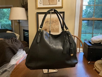 G.I.L.I. Bolso Roma mediano de cuero negro con borla. **Falta correa para el hombro** Foto 1 de 4