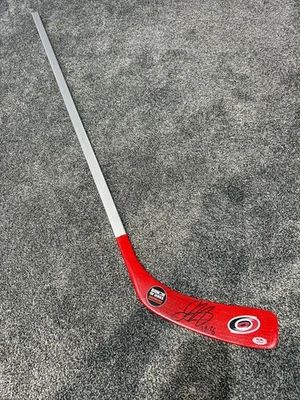 Palo de hockey autógrafo firmado por Jordan Martinook Carolina Hurricanes certificado de autenticidad PSA Foto 1 de 2