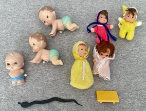 Vintage 1970 Dolls Wind Up Crawling Babies Tomy Mattel Baby Beans Little Kiddle - Picture 1 of 18