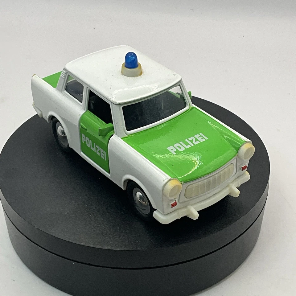Coche de policía Trabant 601 modelo de coche fundido a presión 1/34 de Welly Police modelo de metal Foto 1 de 4