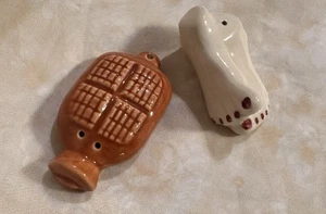 Schmerzende Füße Salz & Pfefferstreuer Fuß mit Wärmflasche T.P. Co. Keramik - Bild 1 von 9